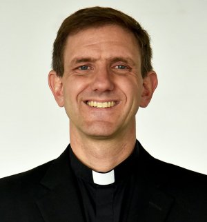 Ejerce la potestad judicial del obispo diocesano, y dirige el Tribunal de Santiago.